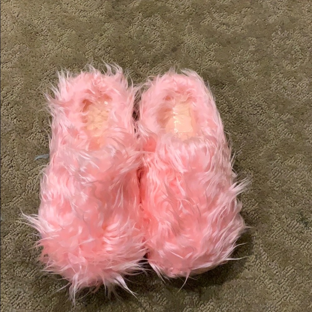 Brand new slippers !! Size 7 - so comfy.
